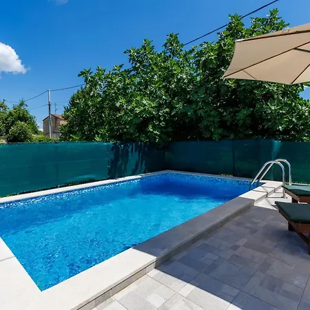 House Papinka With Private Pool & Garden - Happy * لابين